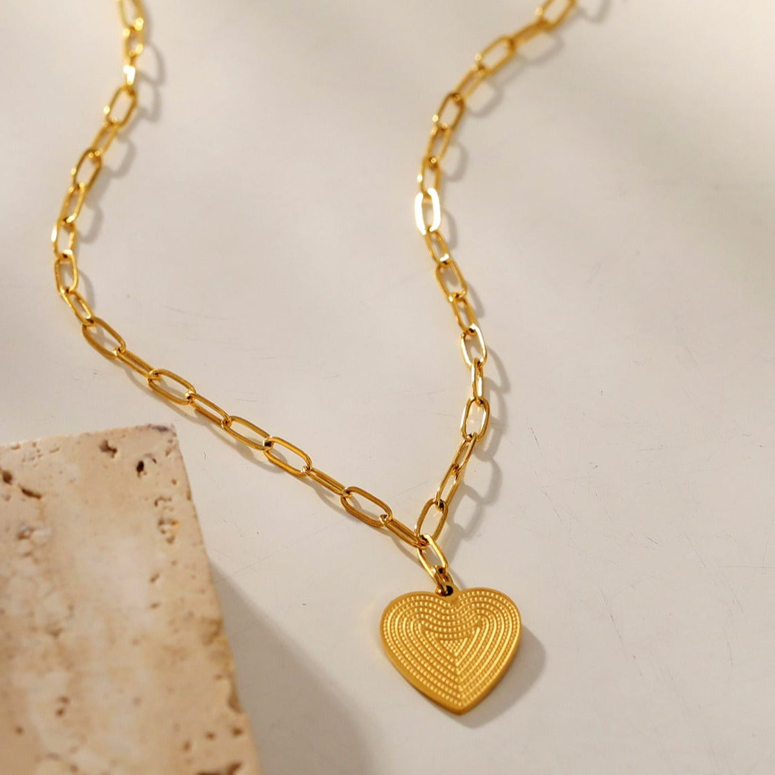 Style ALARA : Mini chaîne trombone avec un pendentif cœur à motif doré