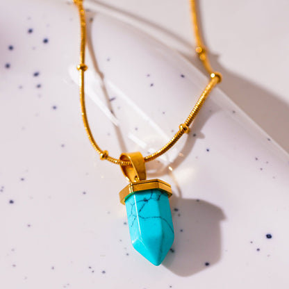 PIPPA : Collier en pierre turquoise africaine, pendentif monté sur une chaîne perlée texturée peau de serpent
