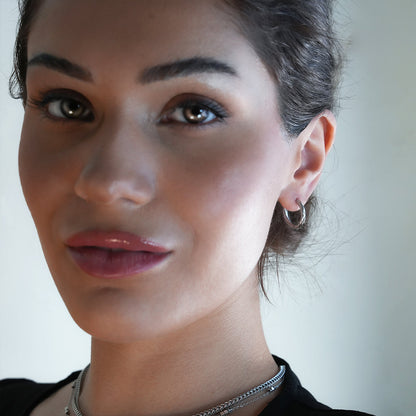 PURLEY : Boucles d'oreilles mini créoles modernistes richement texturées en or blanc (ton argenté)