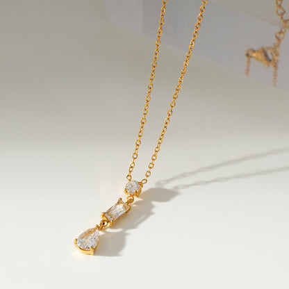Style ROCHINA Or : Un collier à pendentif avec trio de charms en oxyde de zirconium