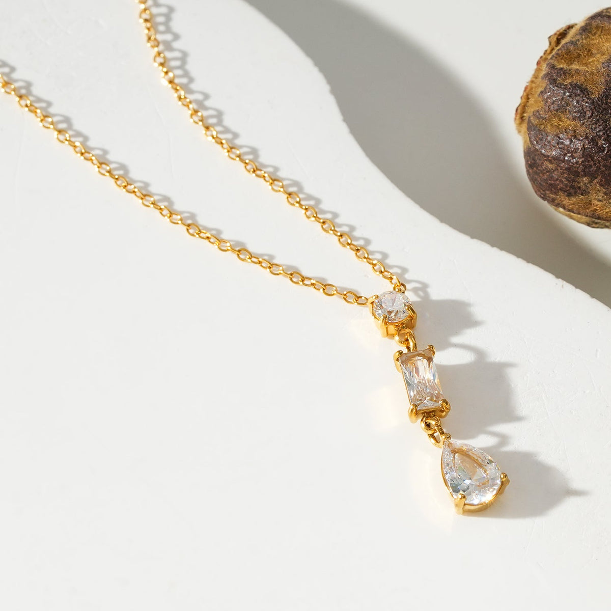Style ROCHINA Or : Un collier à pendentif avec trio de charms en oxyde de zirconium