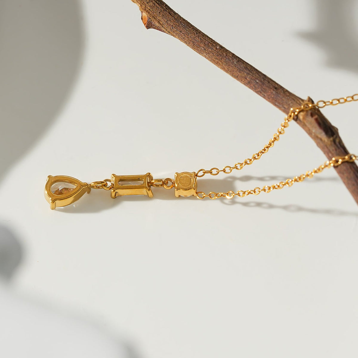Style ROCHINA Or : Un collier à pendentif avec trio de charms en oxyde de zirconium