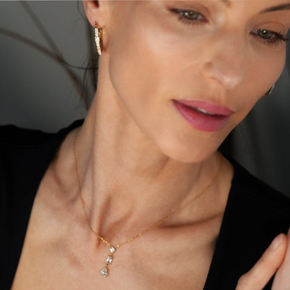Style ROCHINA Or : Un collier à pendentif avec trio de charms en oxyde de zirconium
