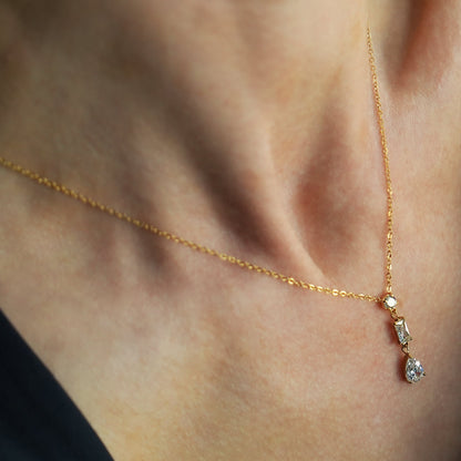Style ROCHINA Or : Un collier à pendentif avec trio de charms en oxyde de zirconium