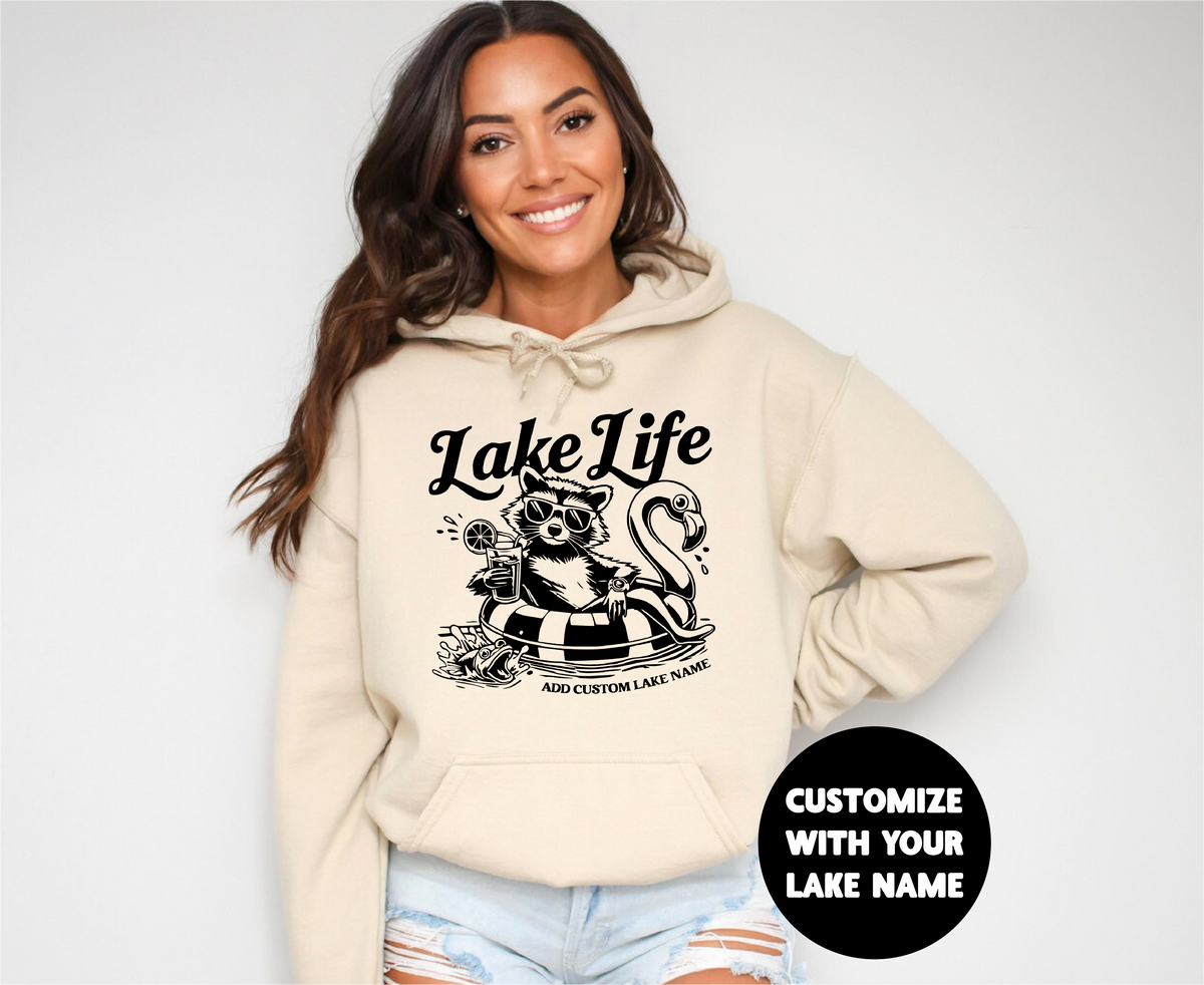 Sweat à capuche personnalisé Racoon Lake Life | Vêtements Lac | Vêtements personnalisés