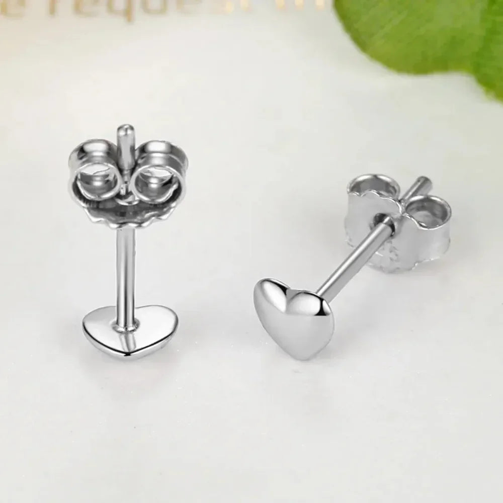 Boucles d'oreilles clous petites cœurs unies en argent sterling 925 | Bijoux fins minimalistes