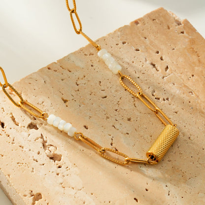 Collier SEDONA : Combinaison de coquillages naturels et d'une chaîne trombone dorée avec un pendentif Art déco