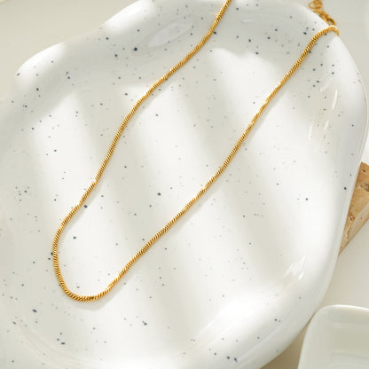 SKAGWAY : Collier en chaîne avec textures torsadées minimalistes en or