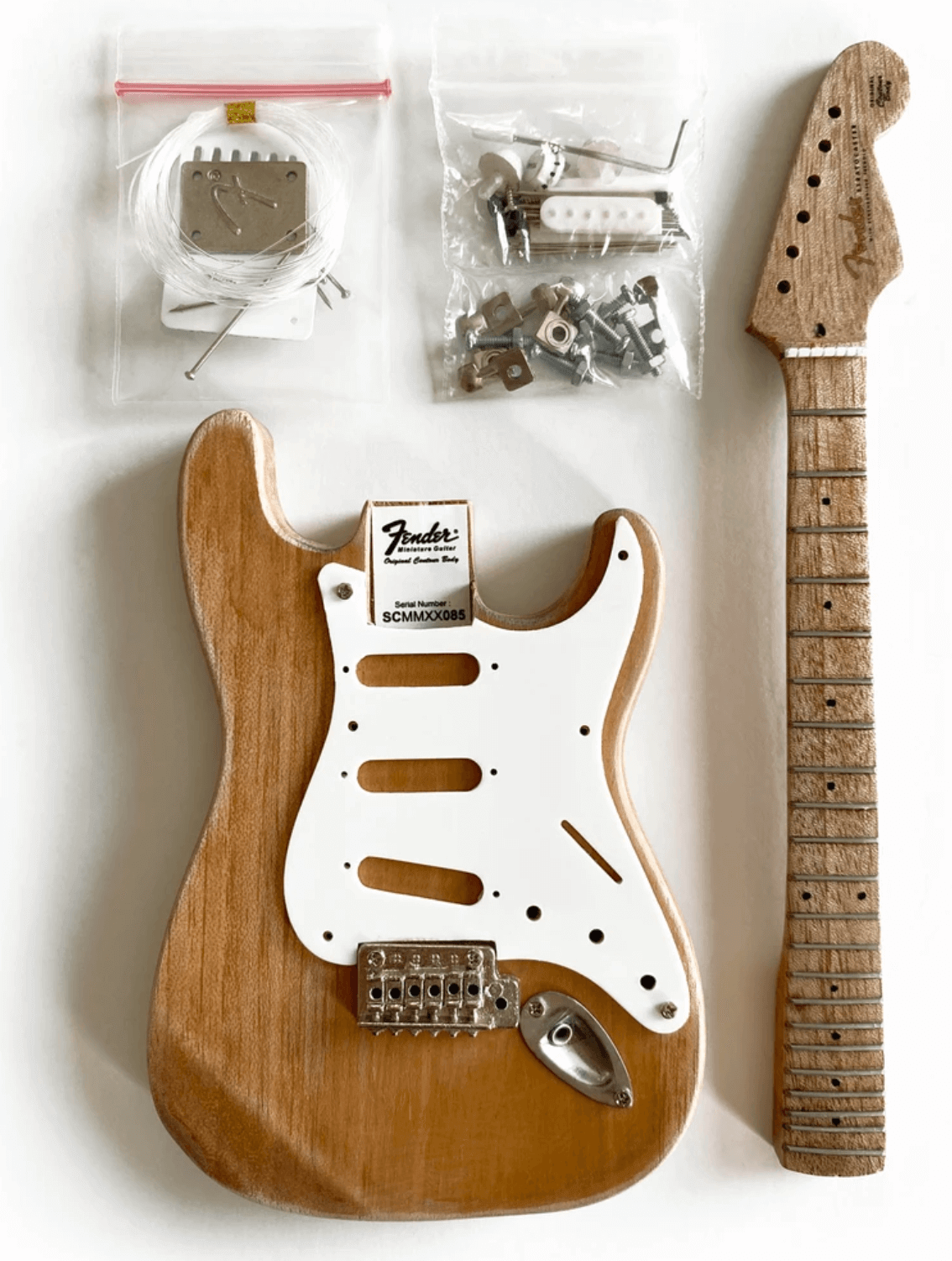 KIT DE MODÉLISATION de Guitare miniature - Fender™ Stratocaster™ - CONSTRUISEZ LA VÔTRE - Sous licence officielle