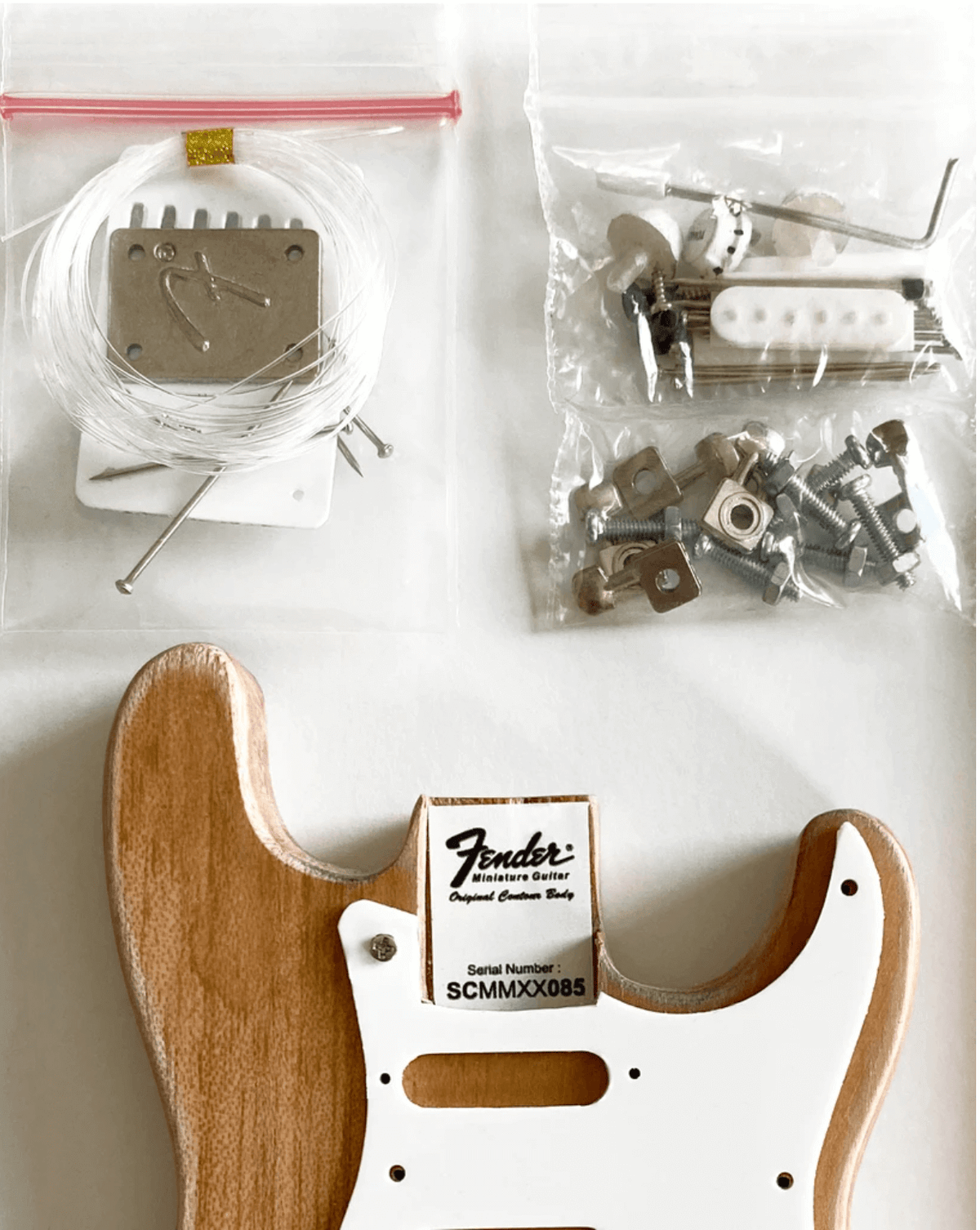 KIT DE MODÉLISATION de Guitare miniature - Fender™ Stratocaster™ - CONSTRUISEZ LA VÔTRE - Sous licence officielle