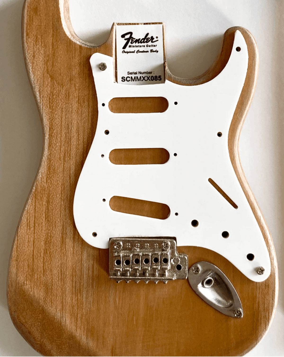 KIT DE MODÉLISATION de Guitare miniature - Fender™ Stratocaster™ - CONSTRUISEZ LA VÔTRE - Sous licence officielle