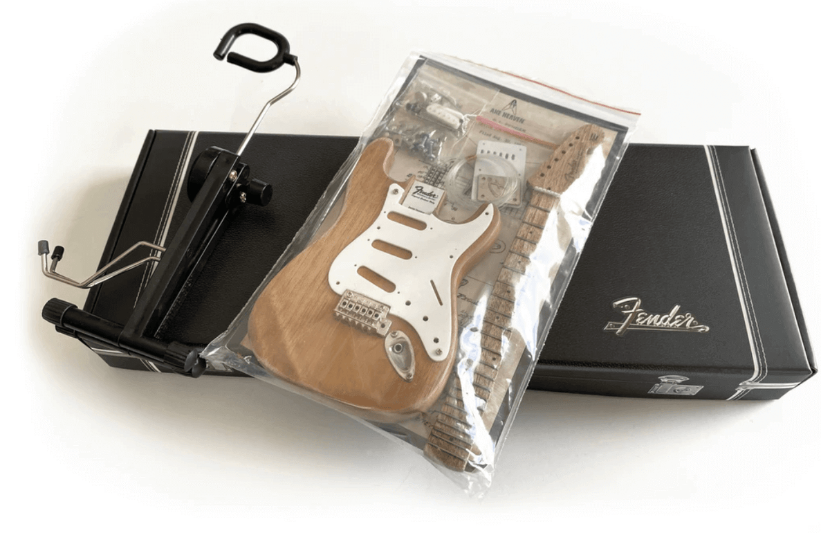 KIT DE MODÉLISATION de Guitare miniature - Fender™ Stratocaster™ - CONSTRUISEZ LA VÔTRE - Sous licence officielle