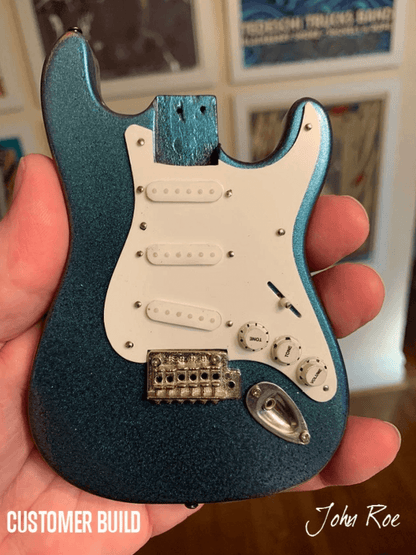 KIT DE MODÉLISATION de Guitare miniature - Fender™ Stratocaster™ - CONSTRUISEZ LA VÔTRE - Sous licence officielle