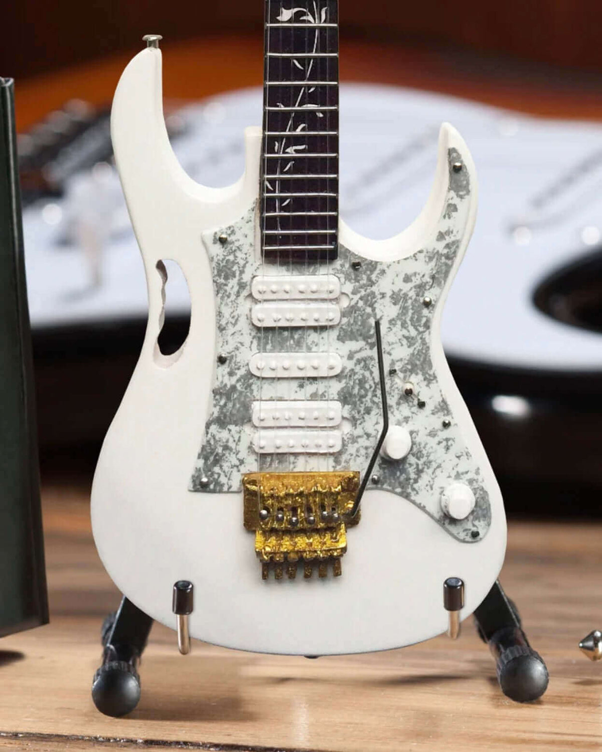 Réplique miniature de guitare de collection Steve Vai Signature White JEM