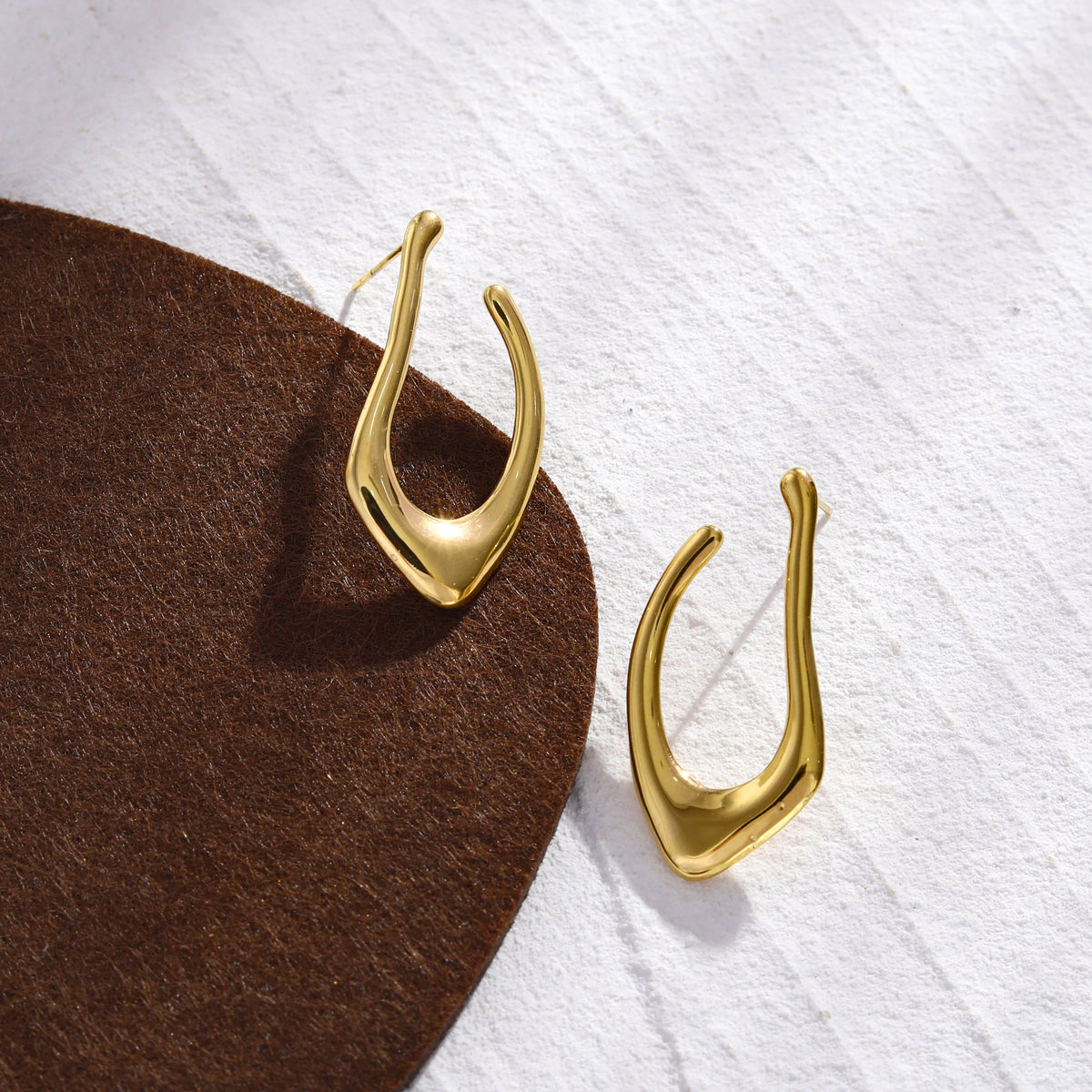 Boucles d'oreilles créoles TARAJI forme abstraite dorées