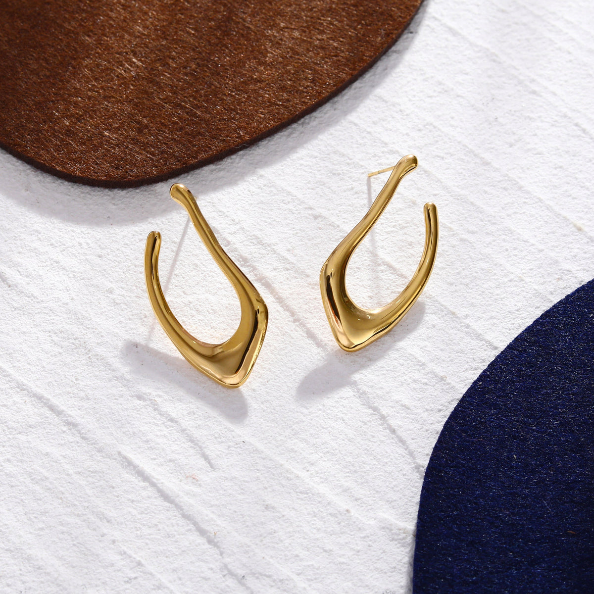 Boucles d'oreilles créoles TARAJI forme abstraite dorées