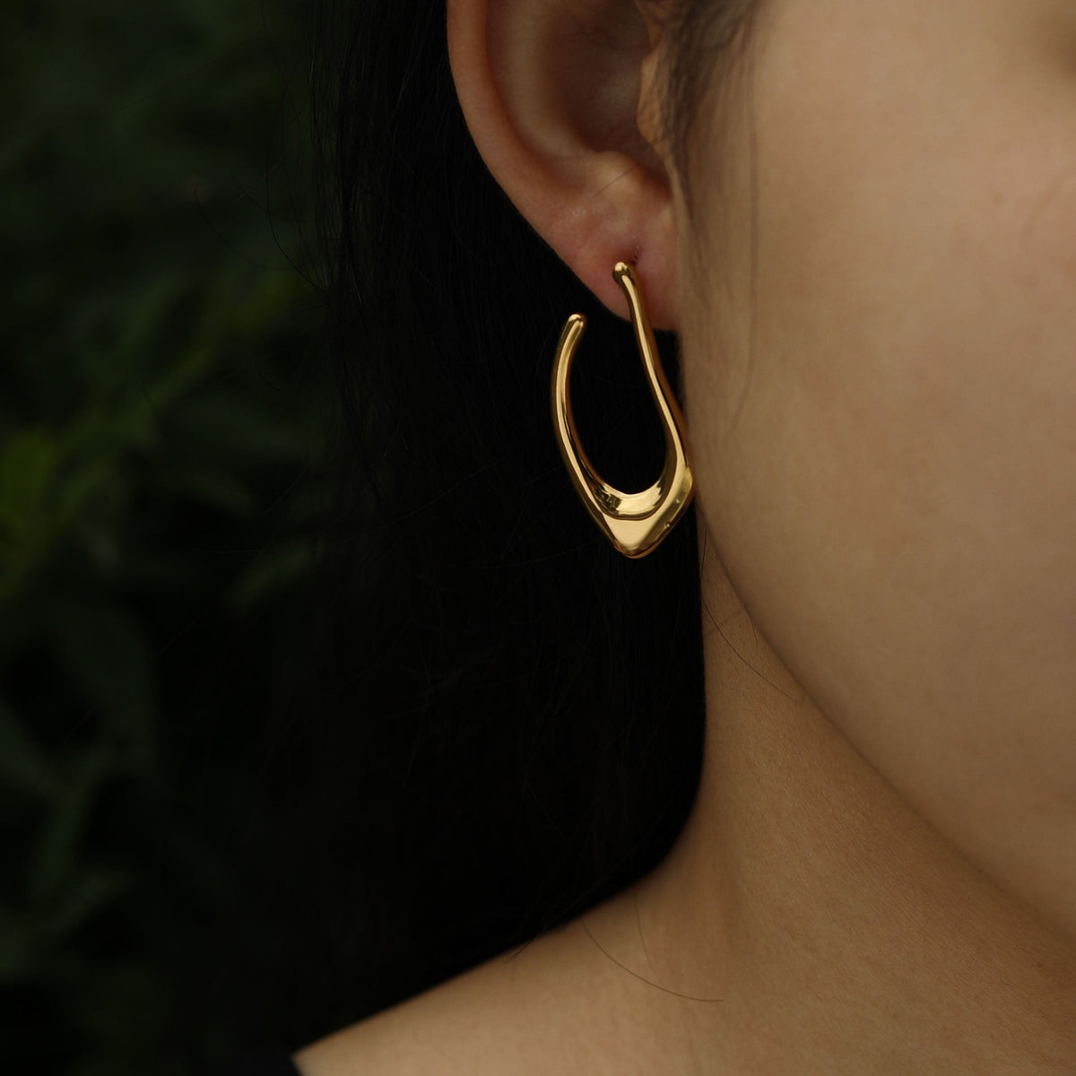 Boucles d'oreilles créoles TARAJI forme abstraite dorées