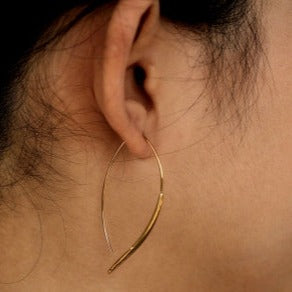 XIMENA: Boucles d'oreilles créoles dorées à courbes géométriques