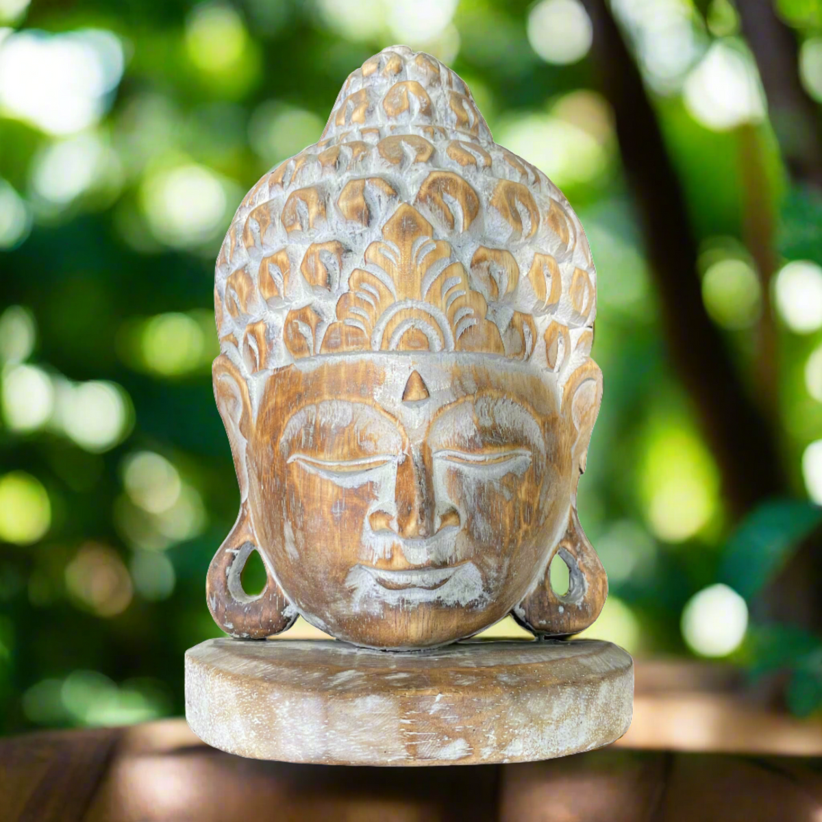 Tête de Bouddha sculptée à la main