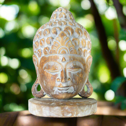 Tête de Bouddha sculptée à la main