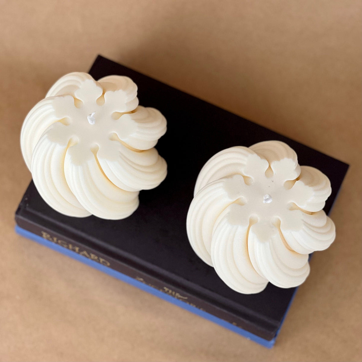 Grande bougie en cire de soja spirale | Pilier décoratif sans parfum
