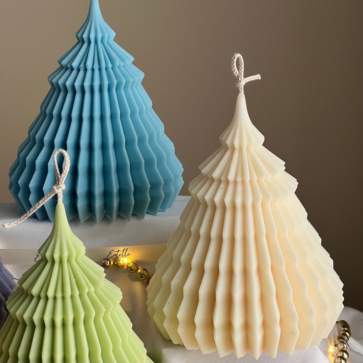 Grande bougie en cire de soja « Sapin de Noël Origami » faite à la main