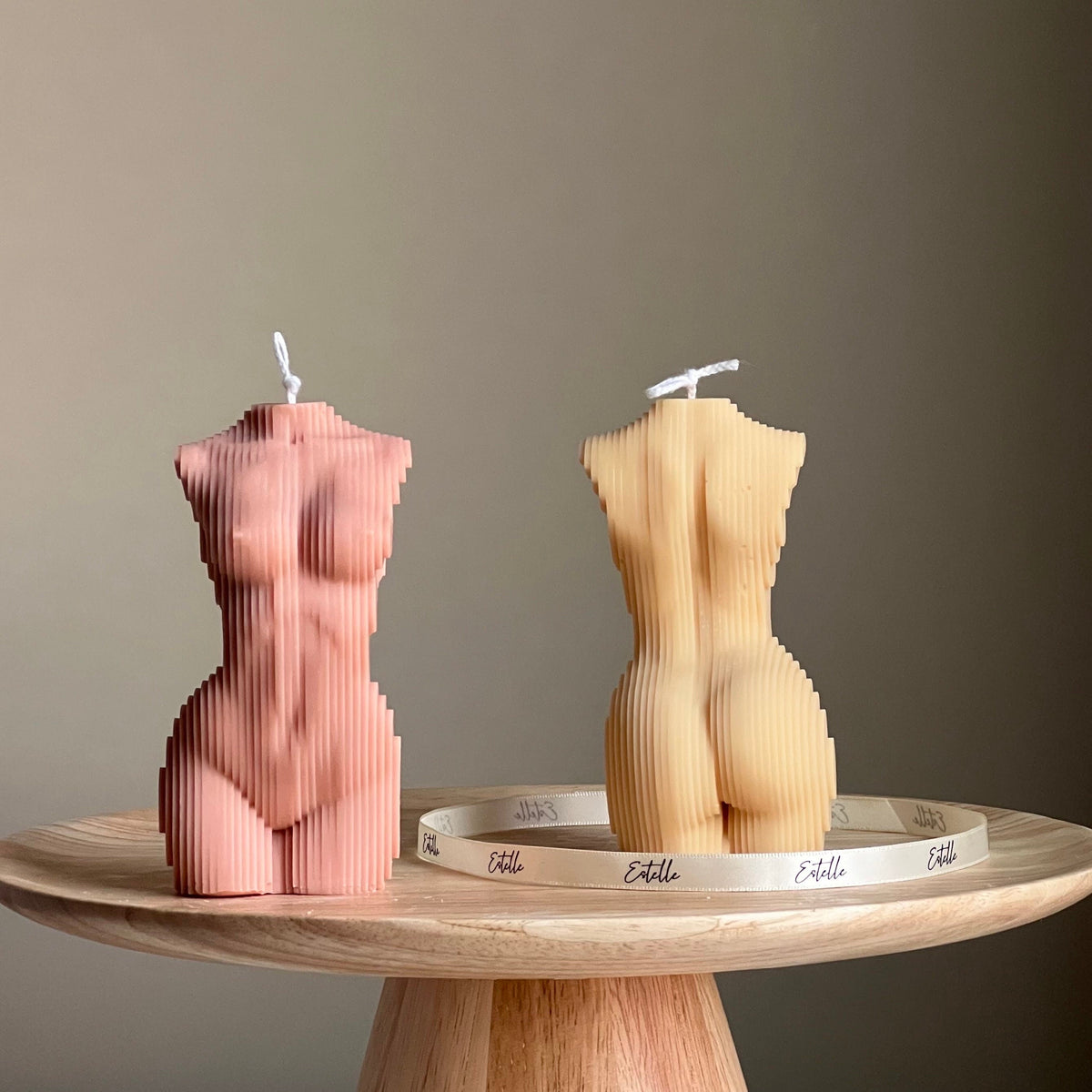 Bougie Géométrique Femme Torse : Sculpture Faite Main en Cire de Soja Végétalienne