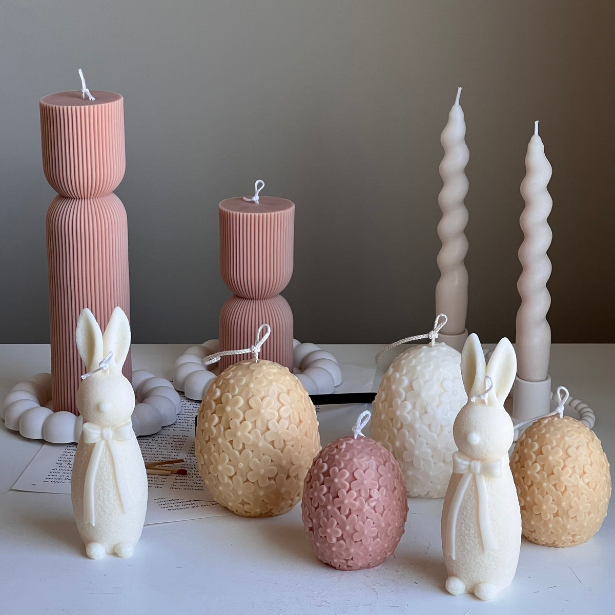 Bougie œuf fleur de Pâques : Décoration printanière faite main en cire de soja