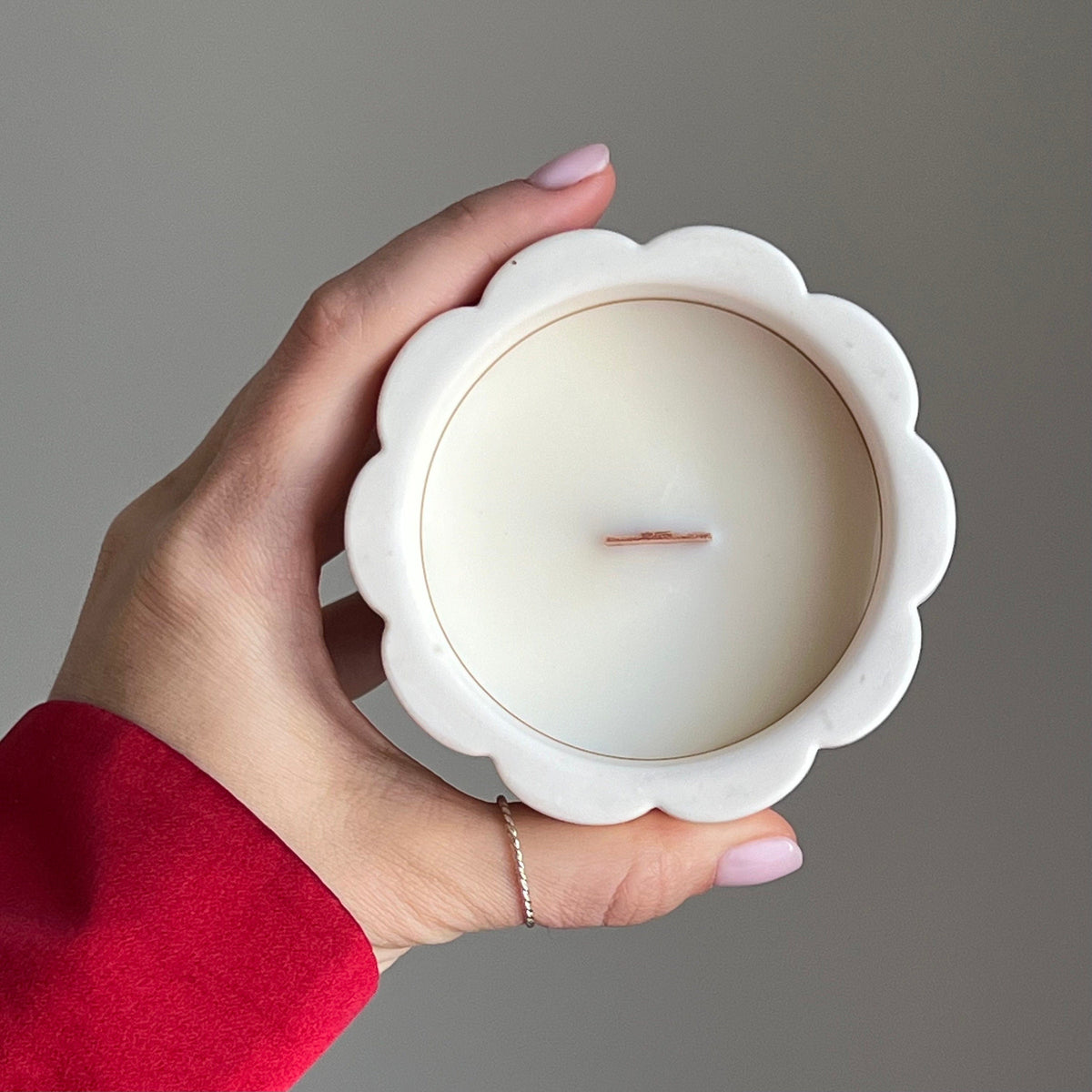 Bougie en cire de soja artisanale en forme de fleur, dans un pot en Jesmonite en forme de fleur avec mèche en bois