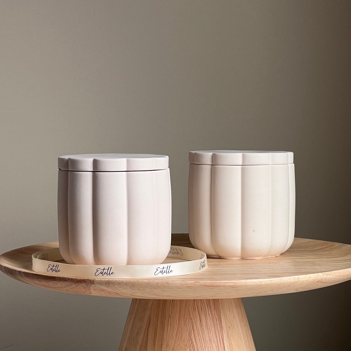 Bougie en cire de soja artisanale en forme de fleur, dans un pot en Jesmonite en forme de fleur avec mèche en bois