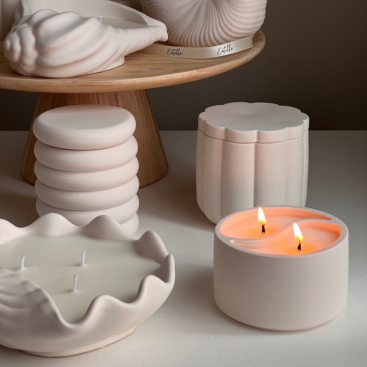 Bougie en cire de soja artisanale en forme de fleur, dans un pot en Jesmonite en forme de fleur avec mèche en bois