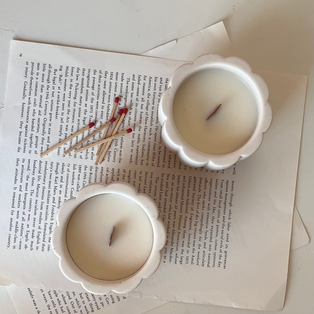 Bougie en cire de soja artisanale en forme de fleur, dans un pot en Jesmonite en forme de fleur avec mèche en bois