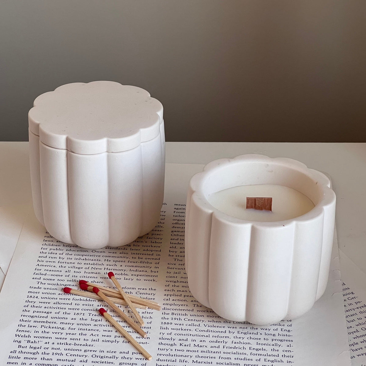 Bougie en cire de soja artisanale en forme de fleur, dans un pot en Jesmonite en forme de fleur avec mèche en bois