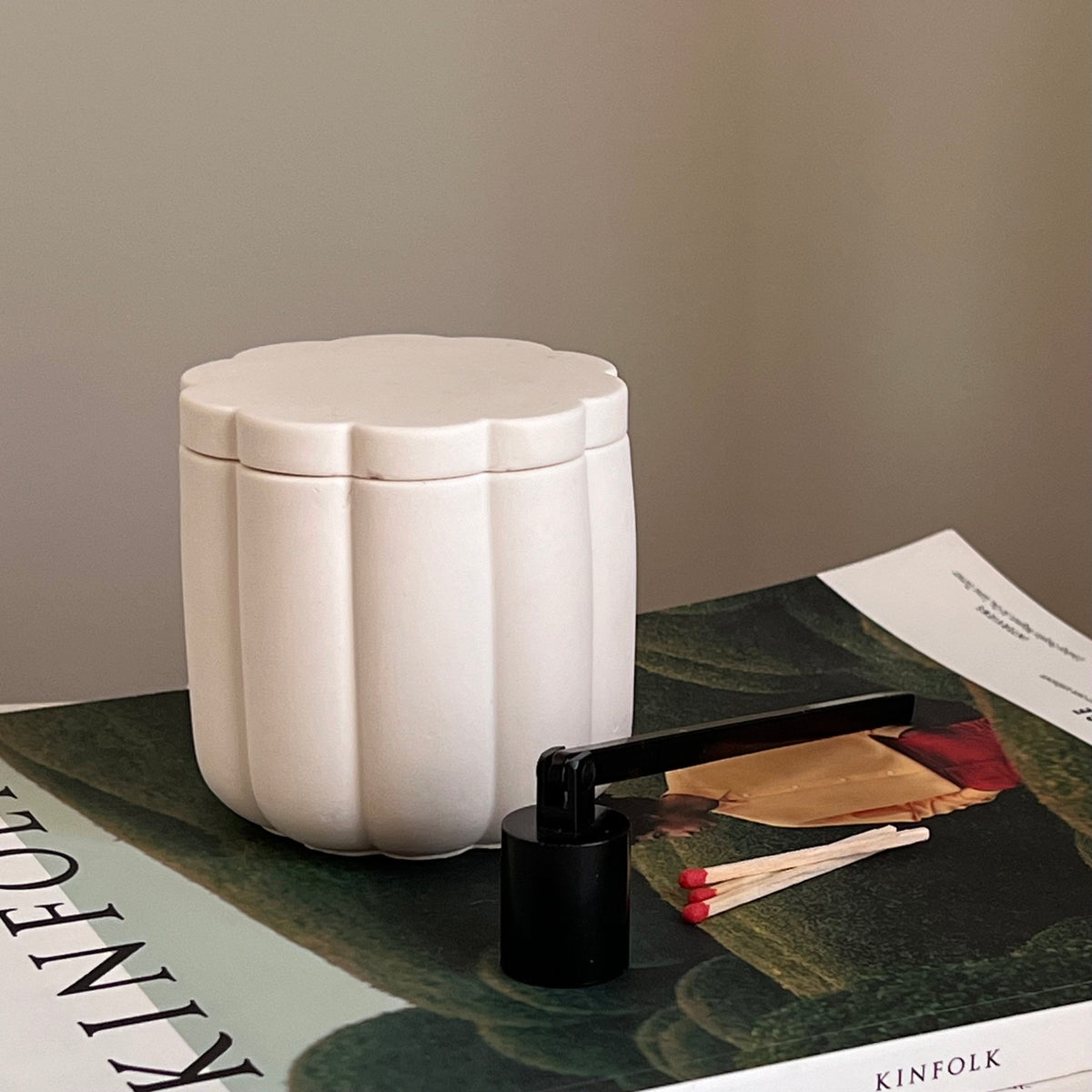 Bougie en cire de soja artisanale en forme de fleur, dans un pot en Jesmonite en forme de fleur avec mèche en bois
