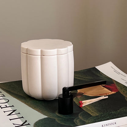 Bougie en cire de soja artisanale en forme de fleur, dans un pot en Jesmonite en forme de fleur avec mèche en bois