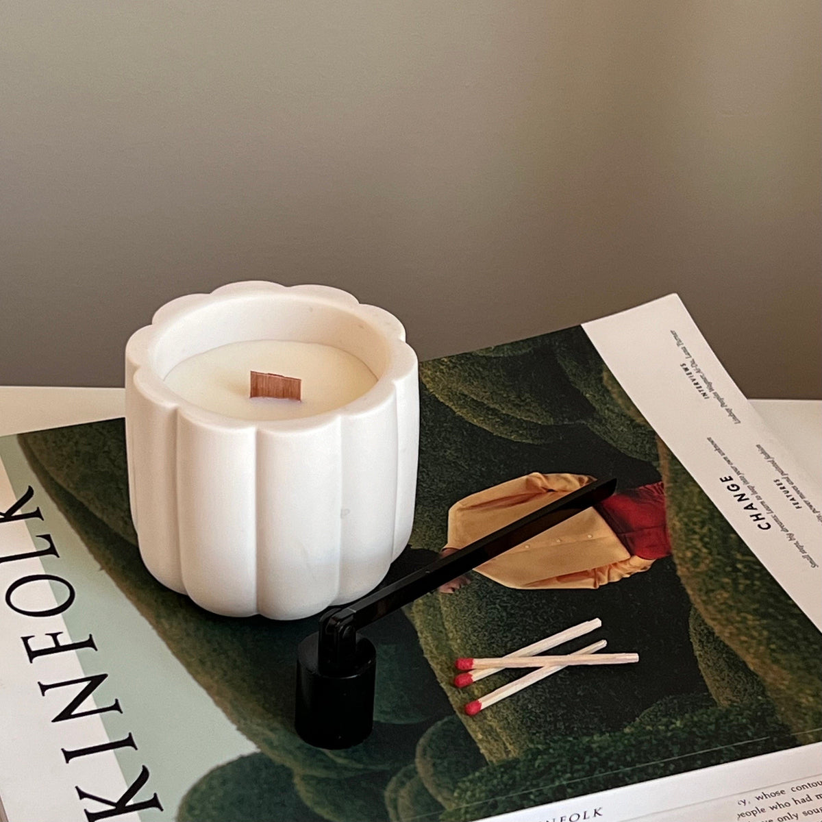 Bougie en cire de soja artisanale en forme de fleur, dans un pot en Jesmonite en forme de fleur avec mèche en bois