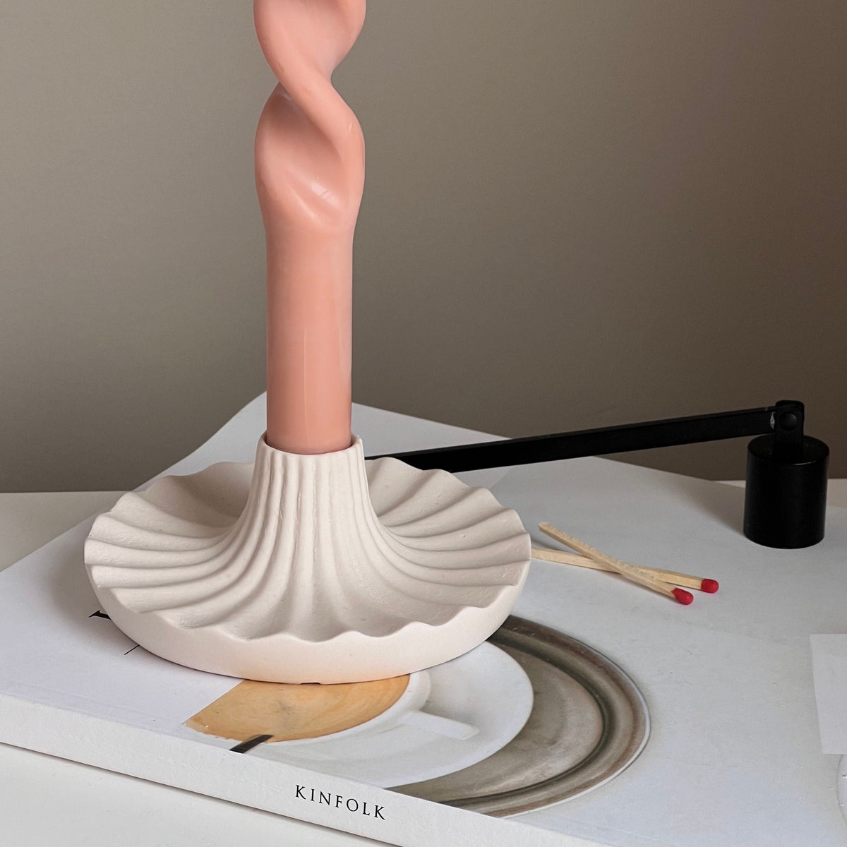 Bougeoir rond en Jesmonite : Décoration de table élégante