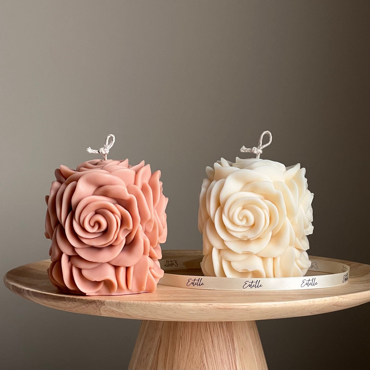 Bougie pilier de fleur de rose faite à la main | Bougie pilier en soja végétalienne