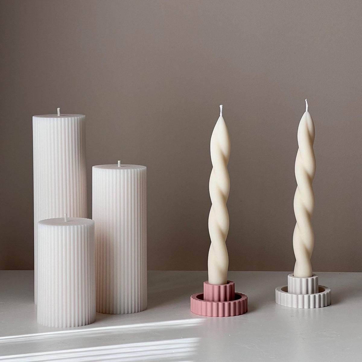 Bougeoir en jesmonite côtelé : décoration de mariage minimaliste