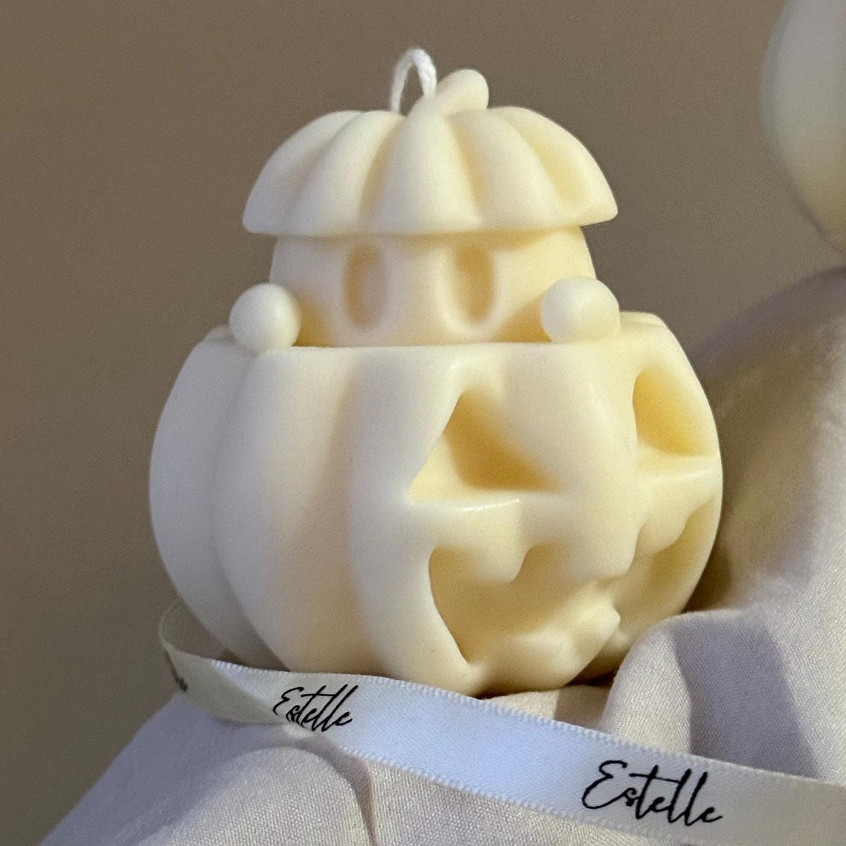 Bougie fantôme d'Halloween faite à la main avec citrouille : Décoration d'intérieur en cire de soja