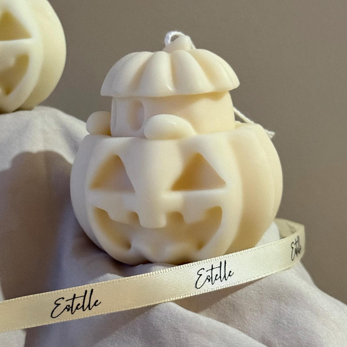 Bougie fantôme d'Halloween faite à la main avec citrouille : Décoration d'intérieur en cire de soja
