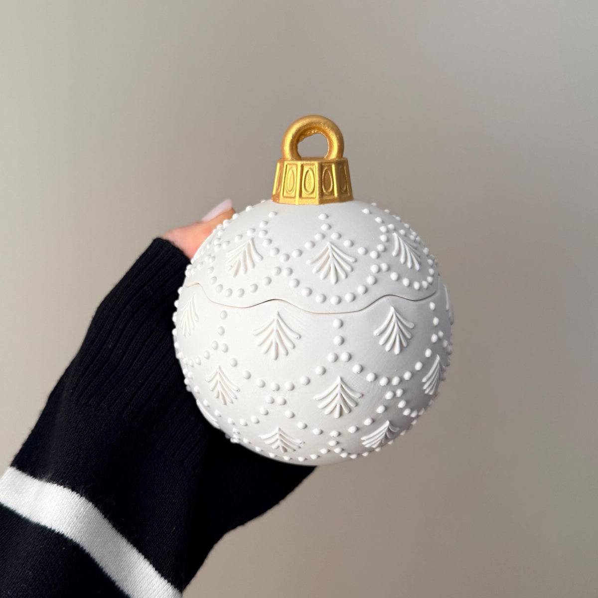 Énorme Boule de Noël Ornementale – Décoration de Fête Sculpturale, Bougie Artisanale en Cire de Soja