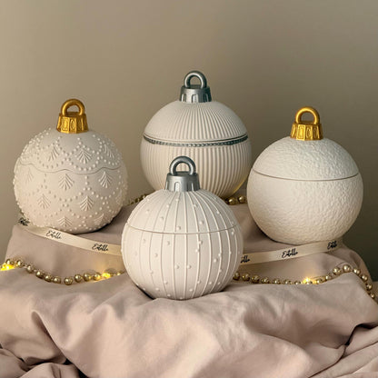Énorme Boule de Noël Ornementale – Décoration de Fête Sculpturale, Bougie Artisanale en Cire de Soja