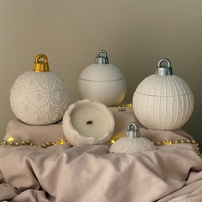 Énorme Boule de Noël Ornementale – Décoration de Fête Sculpturale, Bougie Artisanale en Cire de Soja