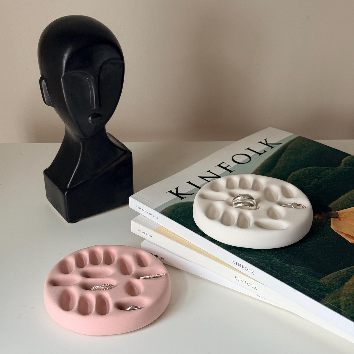Plat Organisateur Bague Minimaliste | Plateau Sculptural en Jesmonite