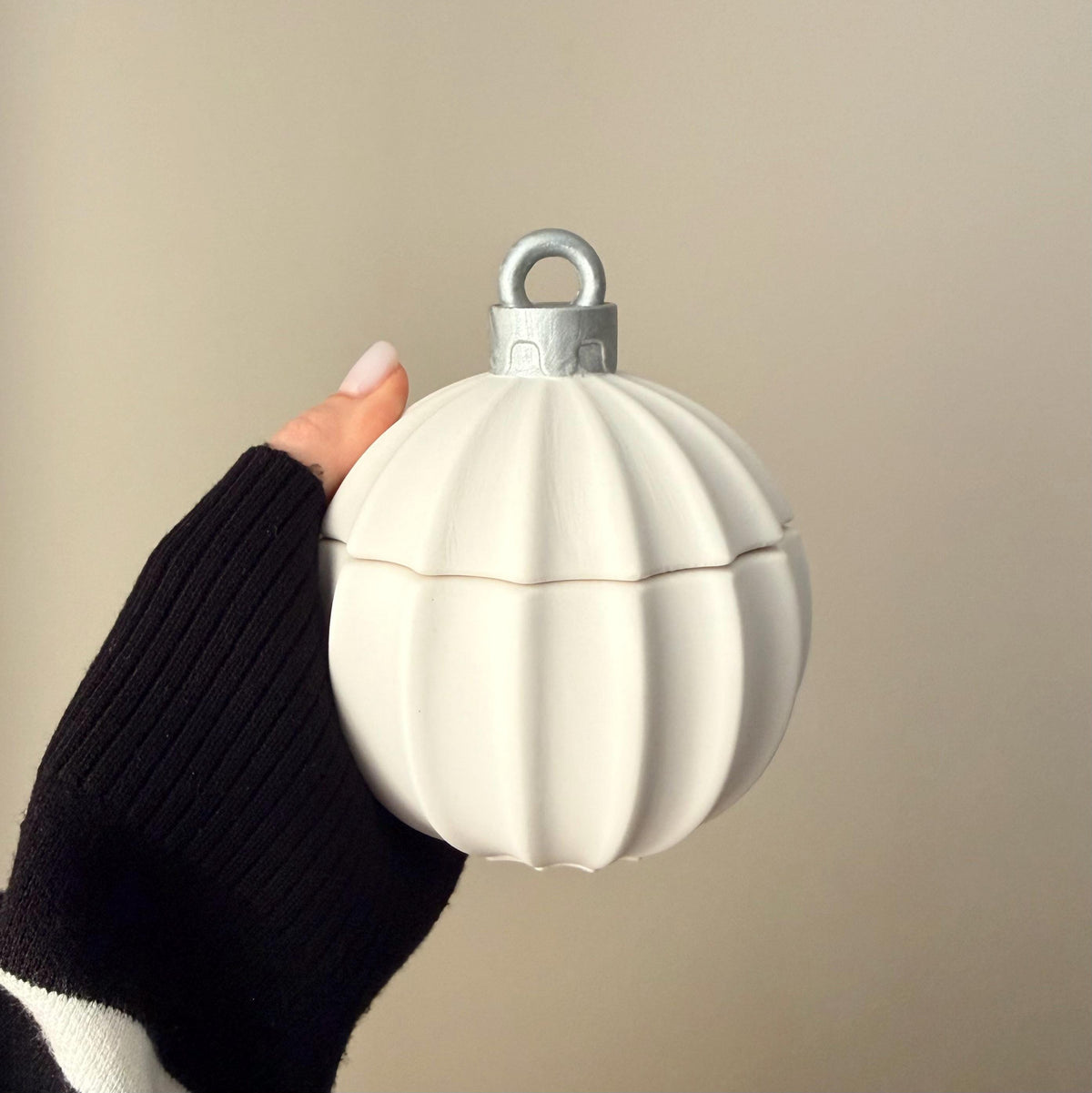 Énorme Boule de Noël Ornementale – Décoration de Fête Sculpturale, Bougie Artisanale en Cire de Soja