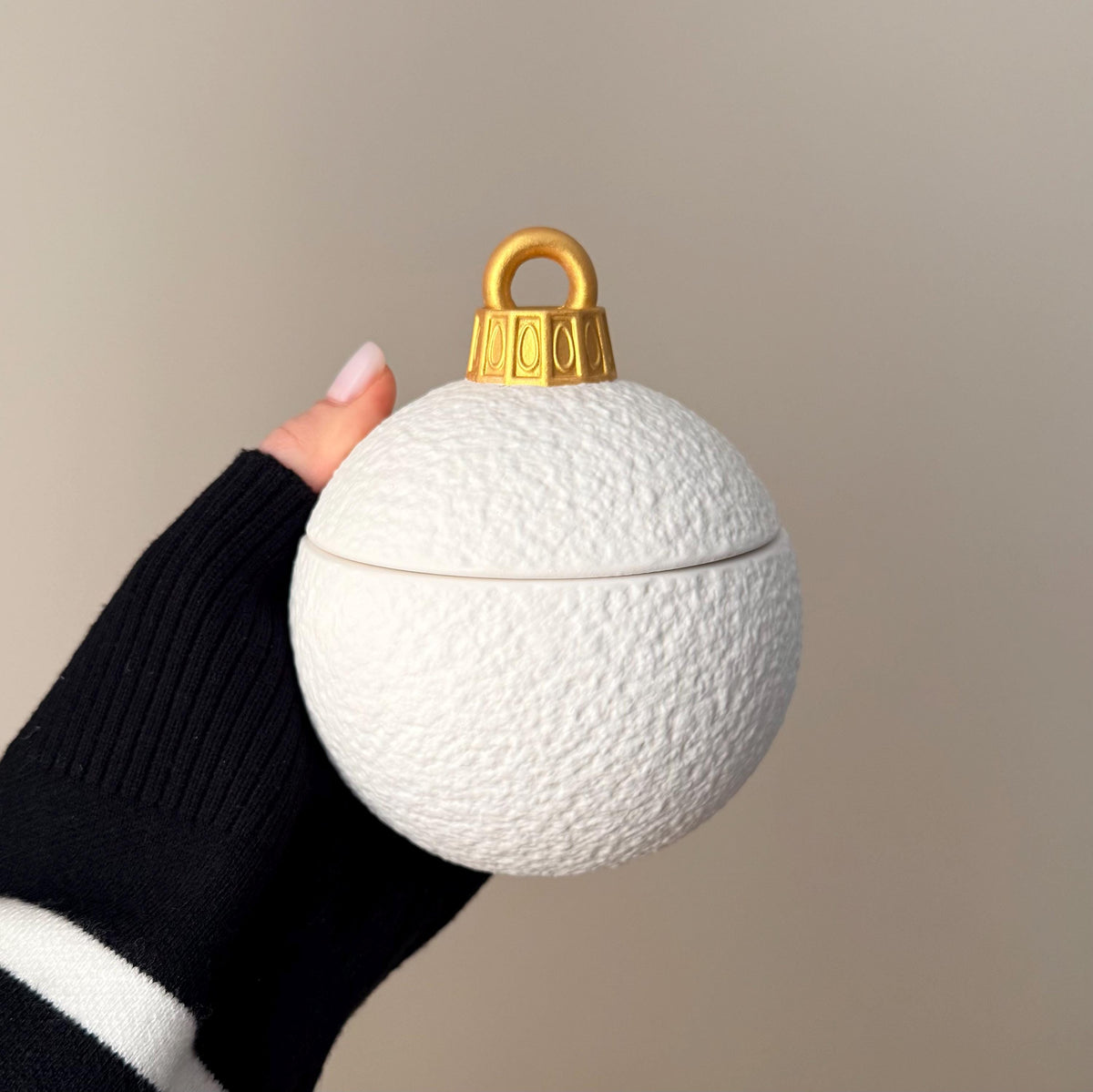 Énorme Boule de Noël Ornementale – Décoration de Fête Sculpturale, Bougie Artisanale en Cire de Soja