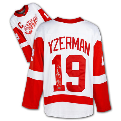 MAILLOT BLANC DES RED WINGS DE DETROIT, AUTOGRAPHIE PAR STEVE YZERMAN