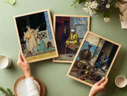 Élégance Orientaliste : Trio d'Œuvres d'Art à Fort Impact Présentant Musiciens, Érudits et Motifs Riches – Décoration Murale Intemporelle Disponible encadrée