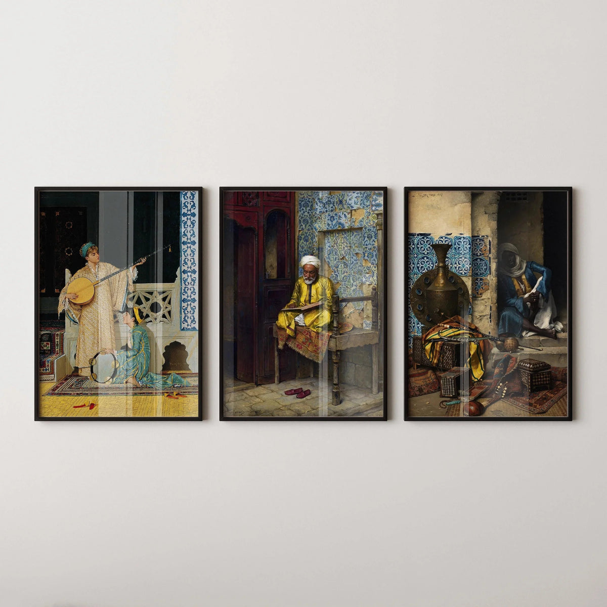 Élégance Orientaliste : Trio d'Œuvres d'Art à Fort Impact Présentant Musiciens, Érudits et Motifs Riches – Décoration Murale Intemporelle Disponible encadrée